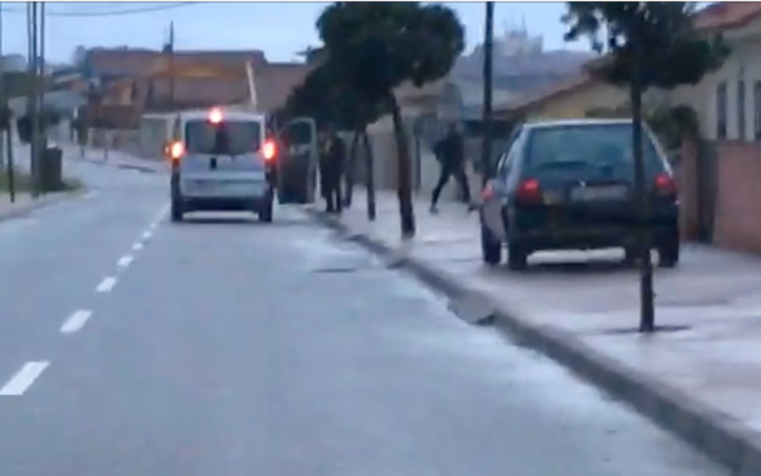 Os militantes são deixados em casa, na Avenida Infante D.Henrique, junto à rua dos pescadores, em Esmoriz.
