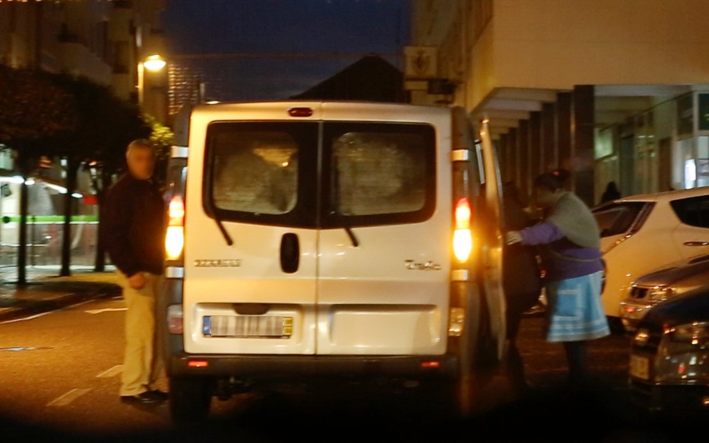 Militantes que foram votar e “cacique” entram na carrinha. Motorista apercebe-se da presença de jornalistas no local.