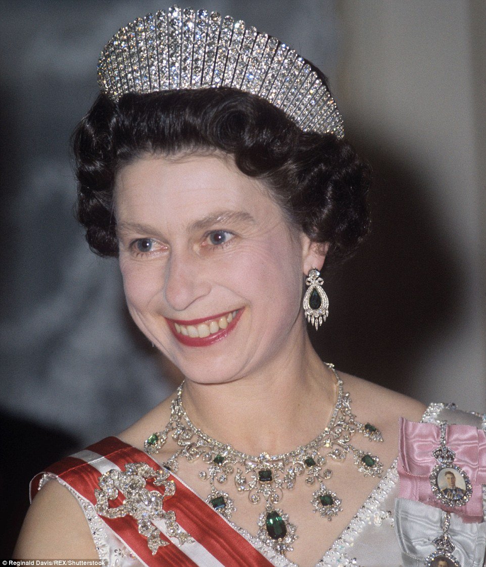 As histórias das tiaras de rainhas e princesas da família real britânica Observador