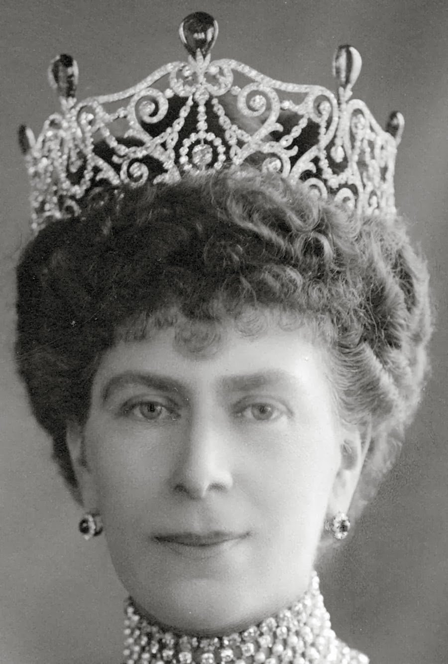 As histórias das tiaras de rainhas e princesas da família real britânica Observador