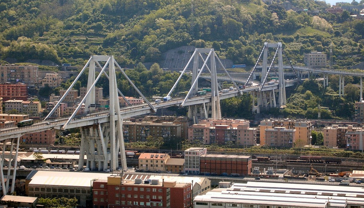 As fotos mais impactantes do colapso da ponte em Génova Observador