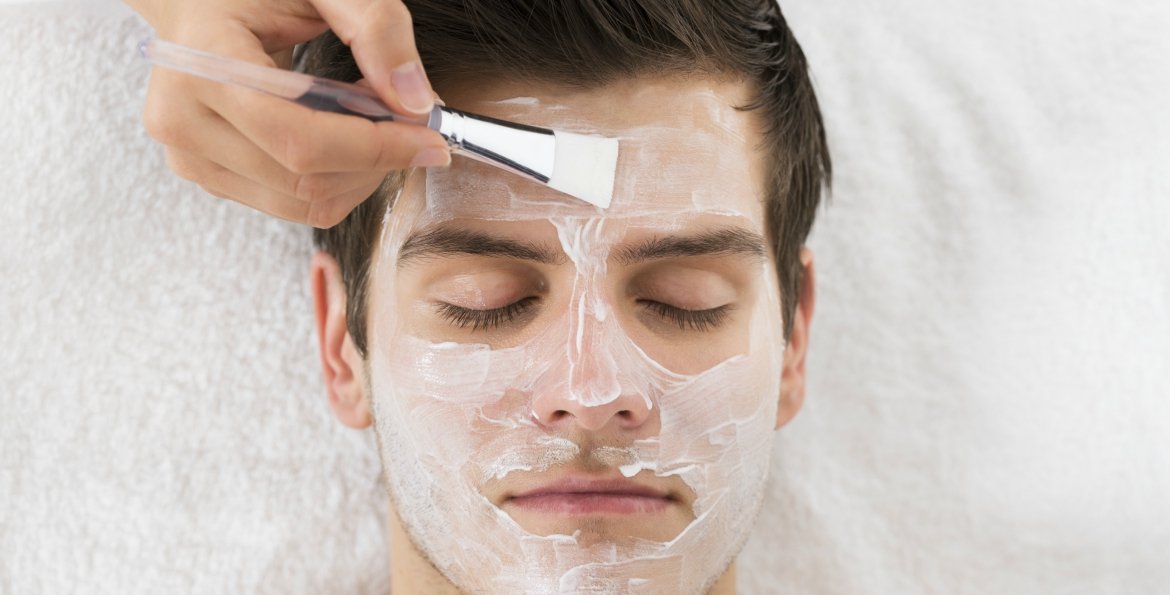 mens-face-mask-applied Este guia é para os homens que têm medo da beleza