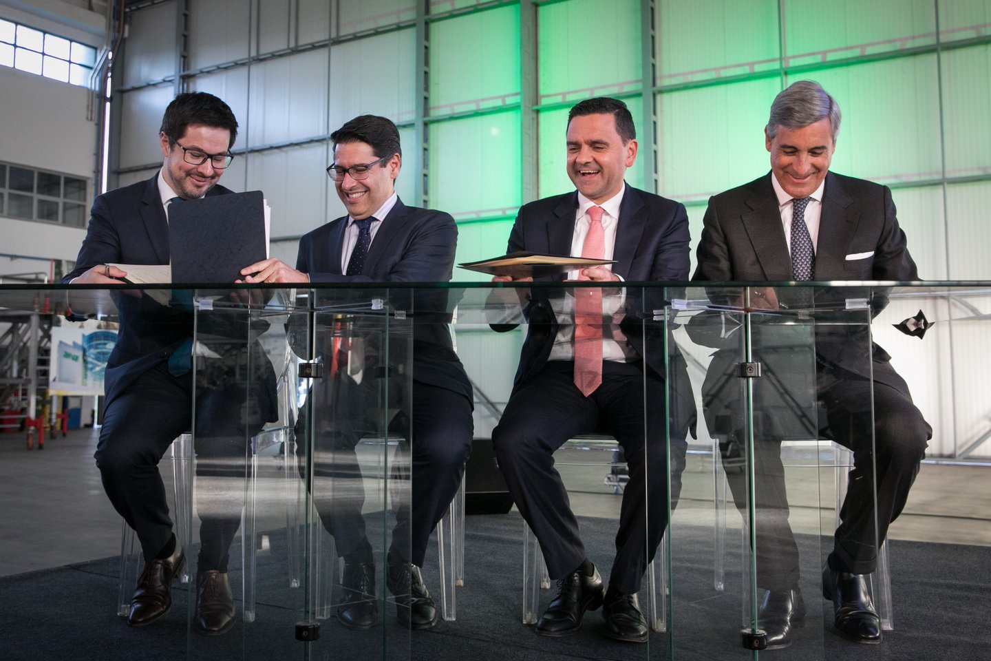 ASSINATURA DO ACORDO DE FINANCIAMENTO PARA AUMENTAR A CAPACIDADE AEROPORTUÁRIA DE LISBOA. O acordo de financiamento da expansão da capacidade aeroportuária de Lisboa entre a ANA Aeroportos de Portugal | VINCI Airports e o Governo português foi assinado na terça-feira, 8 de janeiro, em cerimónia que teve lugar às 15h00 na Base Aérea nº 6, no Montijo. A cerimónia contou com a presença do Primeiro-Ministro, António Costa, do Ministro do Planeamento e das Infraestruturas, Pedro Marques, do Chairman e CEO da VINCI, Xavier Huillard e do Presidente da VINCI Airports, Nicolas Notebaert. JOÃO PORFÍRIO/OBSERVADOR