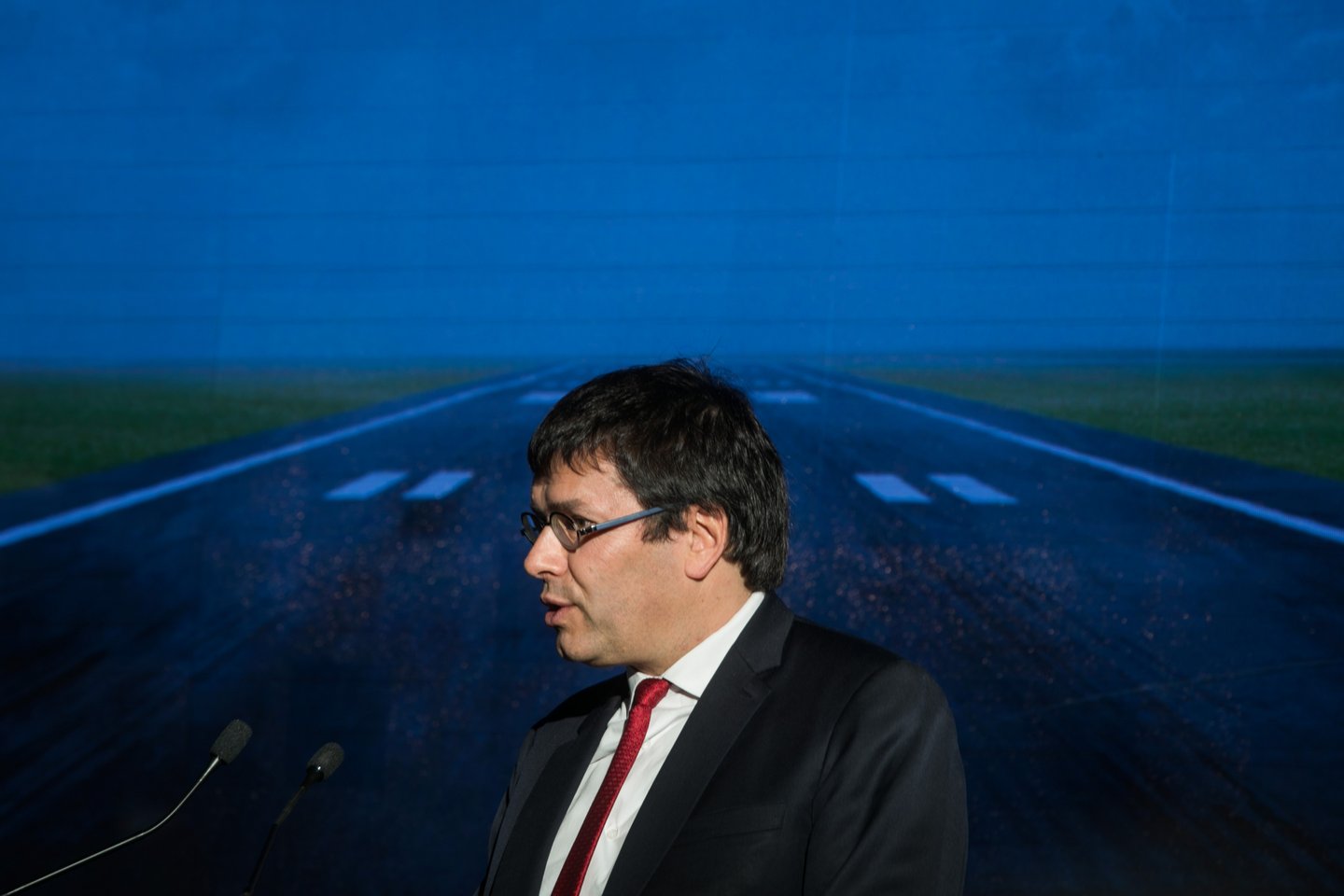 ASSINATURA DO ACORDO DE FINANCIAMENTO PARA AUMENTAR A CAPACIDADE AEROPORTUÁRIA DE LISBOA. O acordo de financiamento da expansão da capacidade aeroportuária de Lisboa entre a ANA Aeroportos de Portugal | VINCI Airports e o Governo português foi assinado na terça-feira, 8 de janeiro, em cerimónia que teve lugar às 15h00 na Base Aérea nº 6, no Montijo. A cerimónia contou com a presença do Primeiro-Ministro, António Costa, do Ministro do Planeamento e das Infraestruturas, Pedro Marques, do Chairman e CEO da VINCI, Xavier Huillard e do Presidente da VINCI Airports, Nicolas Notebaert. JOÃO PORFÍRIO/OBSERVADOR