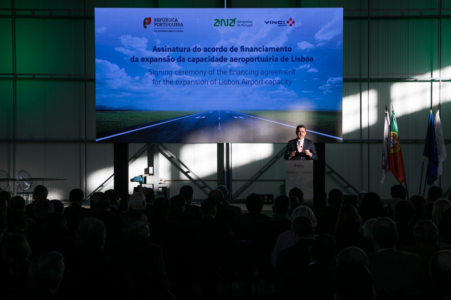 ASSINATURA DO ACORDO DE FINANCIAMENTO PARA AUMENTAR A CAPACIDADE AEROPORTUÁRIA DE LISBOA. O acordo de financiamento da expansão da capacidade aeroportuária de Lisboa entre a ANA Aeroportos de Portugal | VINCI Airports e o Governo português foi assinado na terça-feira, 8 de janeiro, em cerimónia que teve lugar às 15h00 na Base Aérea nº 6, no Montijo. A cerimónia contou com a presença do Primeiro-Ministro, António Costa, do Ministro do Planeamento e das Infraestruturas, Pedro Marques, do Chairman e CEO da VINCI, Xavier Huillard e do Presidente da VINCI Airports, Nicolas Notebaert. JOÃO PORFÍRIO/OBSERVADOR