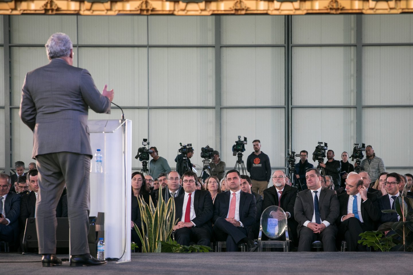ASSINATURA DO ACORDO DE FINANCIAMENTO PARA AUMENTAR A CAPACIDADE AEROPORTUÁRIA DE LISBOA. O acordo de financiamento da expansão da capacidade aeroportuária de Lisboa entre a ANA Aeroportos de Portugal | VINCI Airports e o Governo português foi assinado na terça-feira, 8 de janeiro, em cerimónia que teve lugar às 15h00 na Base Aérea nº 6, no Montijo. A cerimónia contou com a presença do Primeiro-Ministro, António Costa, do Ministro do Planeamento e das Infraestruturas, Pedro Marques, do Chairman e CEO da VINCI, Xavier Huillard e do Presidente da VINCI Airports, Nicolas Notebaert. JOÃO PORFÍRIO/OBSERVADOR