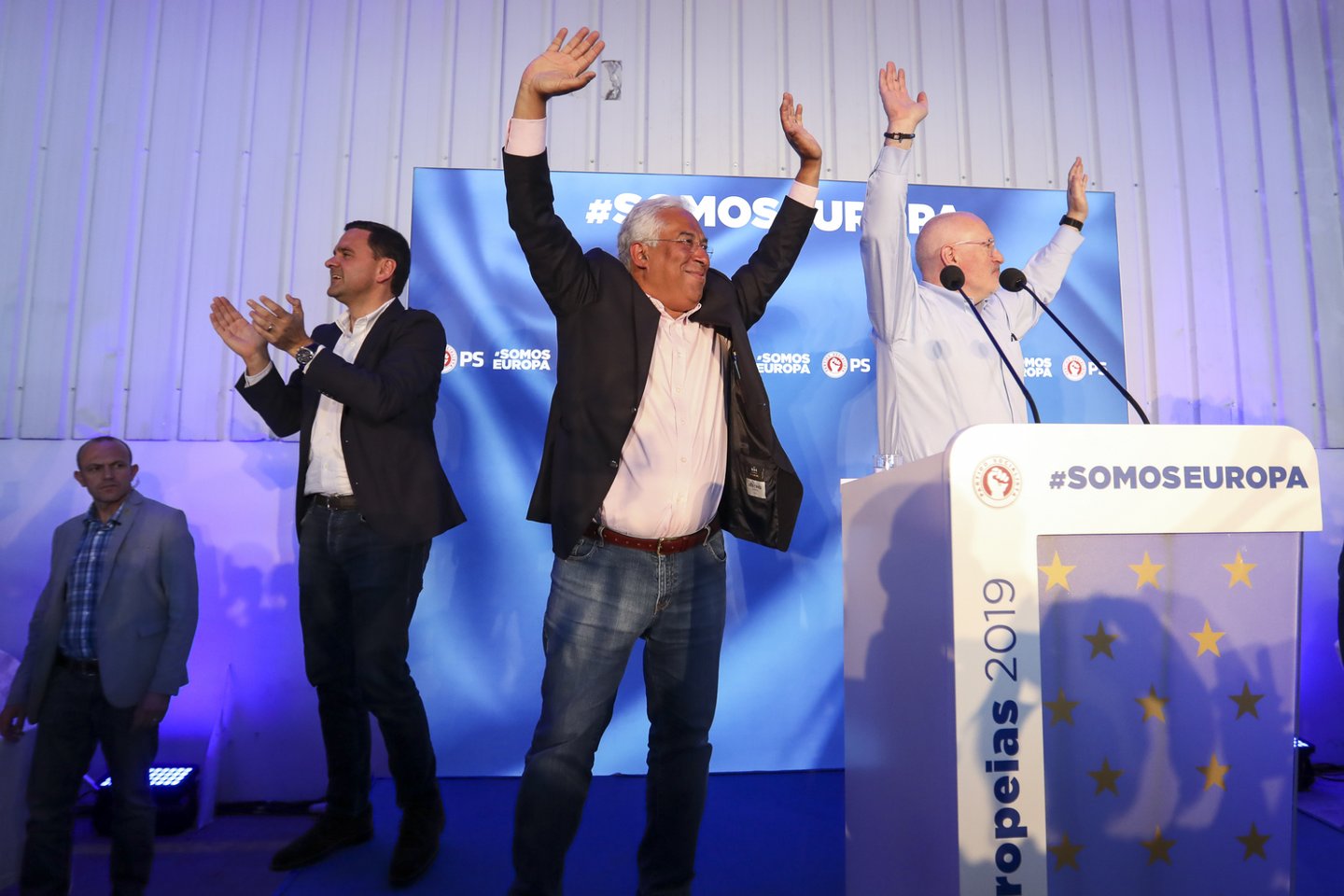António Costa, Pedro Marques e Frans Timmerman à chegada ao almoço comício em Mangualde ANDRÉ DIAS NOBRE / OBSERVADOR