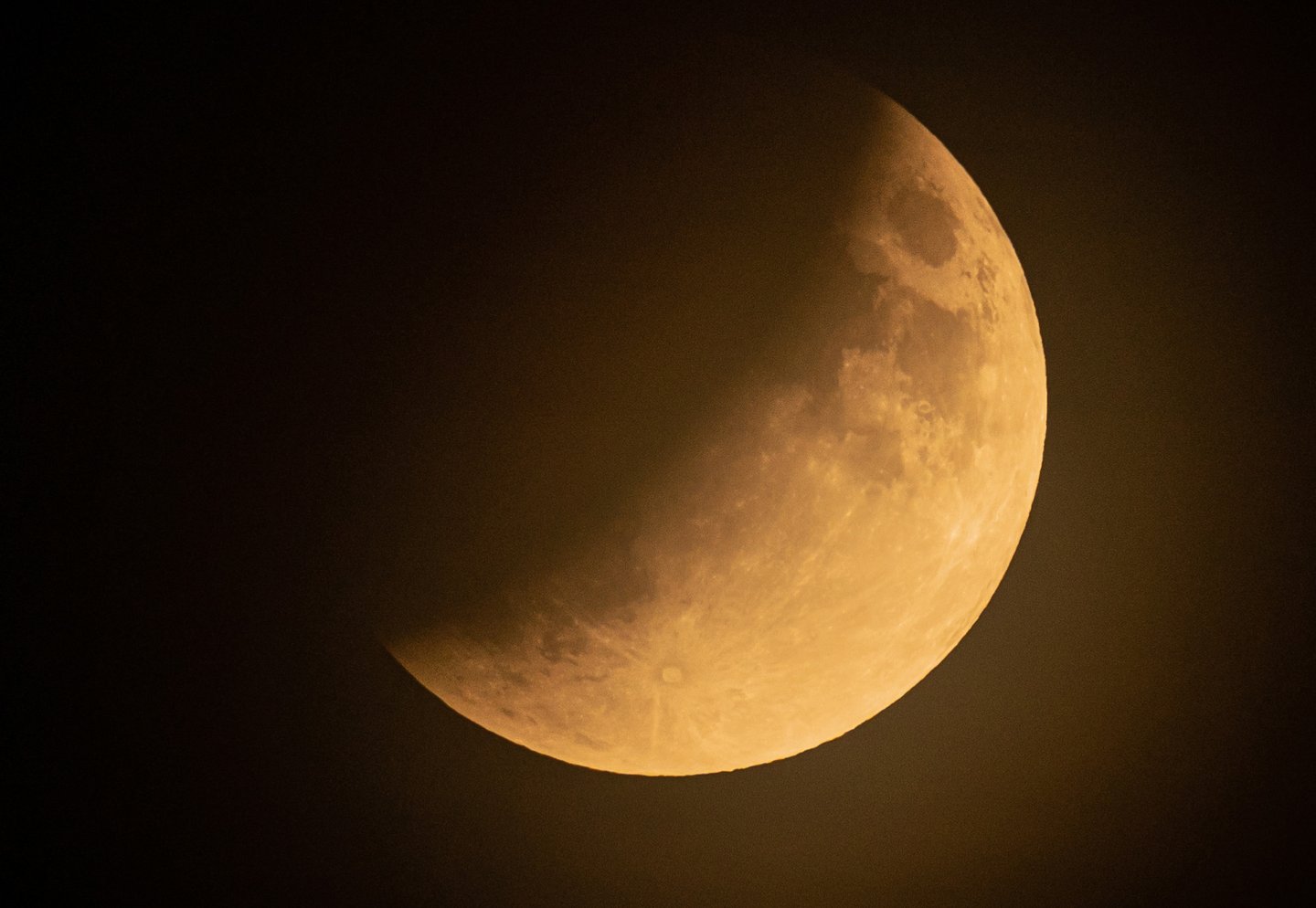 As imagens do eclipse parcial da Lua pelo mundo Observador