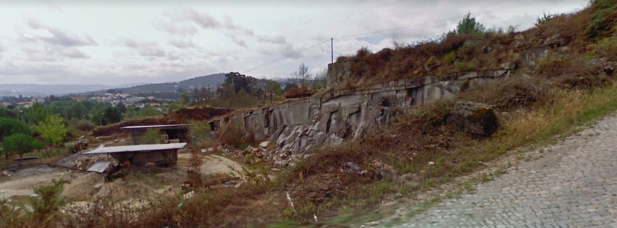 A pedreira Fontegoda, de Domingos Pinheiro, antes de colocar a vedação junto à estrada — Google Earth
