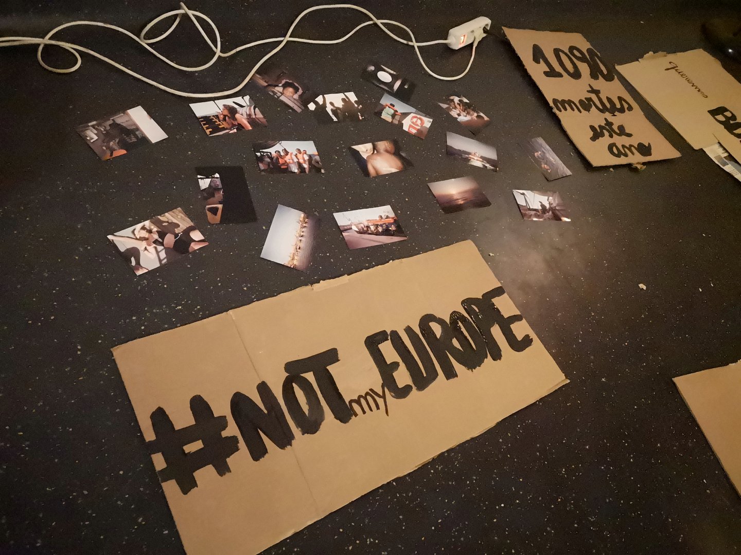 Preparação dos cartazes manif de apelo à busca e salvamento no mediterrâneo