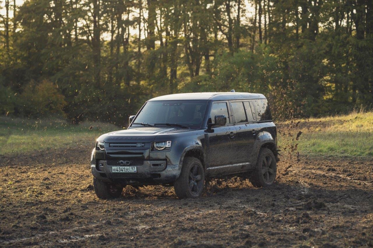 Land Rover Defender “dá uma mãozinha” a James Bond