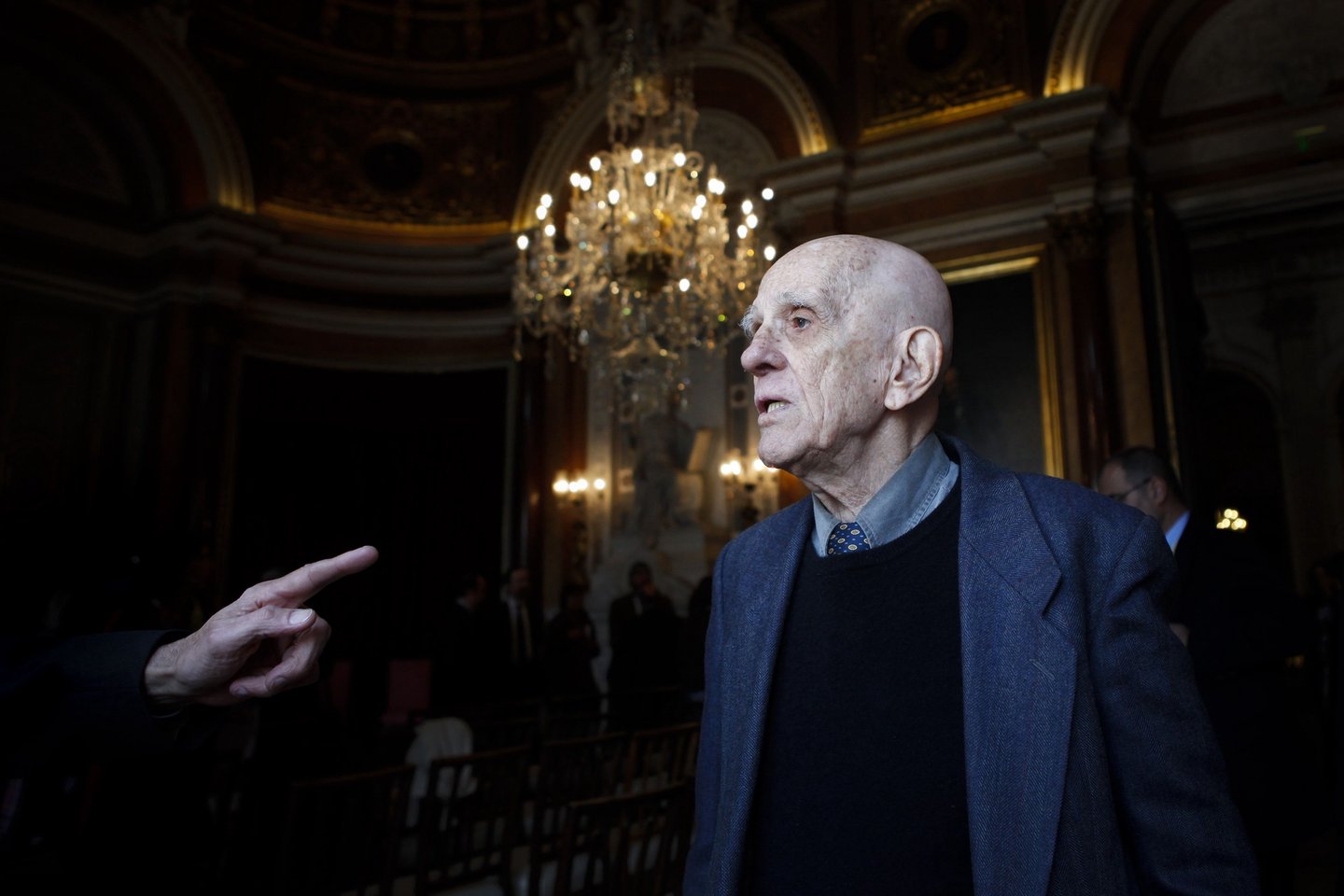 O escritor brasileiro Rubem Fonseca após receber a medalha de Mérito Municipal Grau Ouro, no Salão Nobre da Câmara Municipal de Lisboa, esta manhã, 27 fevereiro 2012, em Lisboa. JOSÉ SENA GOULÃO/LUSA
