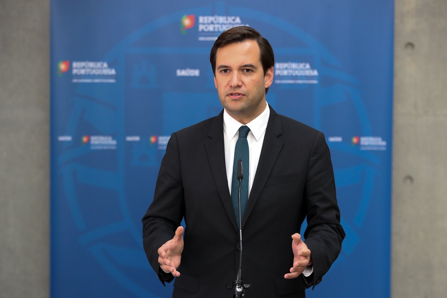 Ricardo Baptista Leite, deputado do PSD, fala à comunicação social no final da sessão de apresentação da "Situação epidemiológica da covid-19 em Portugal", no Infarmed, em Lisboa, 15 de abril de 2020. MANUEL DE ALMEIDA/LUSA