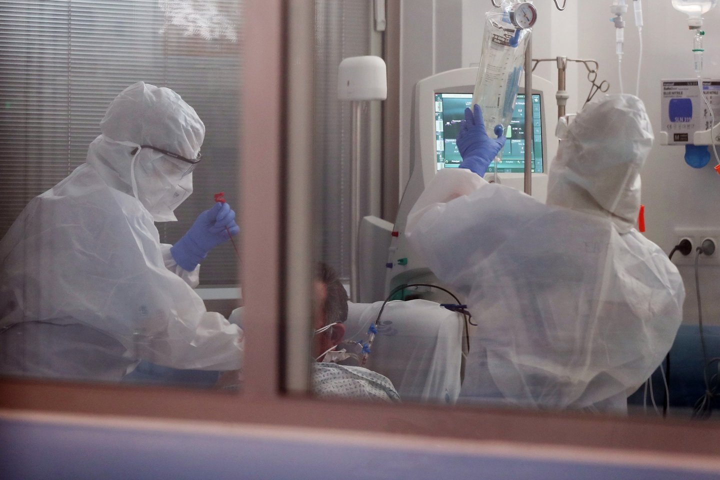 CONJUNTO DE 20 FOTOGRAFIAS: 19-20: Enfermeiras tratam de um paciente com covid-19, na Unidade de Cuidados Intensivos (UCI) para doentes com covid-19 no Hospital do Espírito Santo, em Évora, 23 de abril de 2020. Na região de Portugal Continental com o menor número de casos confirmados de covid-19, os atuais internados com a doença no hospital de Évora “contam-se pelos dedos de uma mão”, mas a unidade hospitalar está preparada para um cenário pior. (ACOMPANHA TEXTO DO DIA 26 DE ABRIL DE 2020). NUNO VEIGA/LUSA