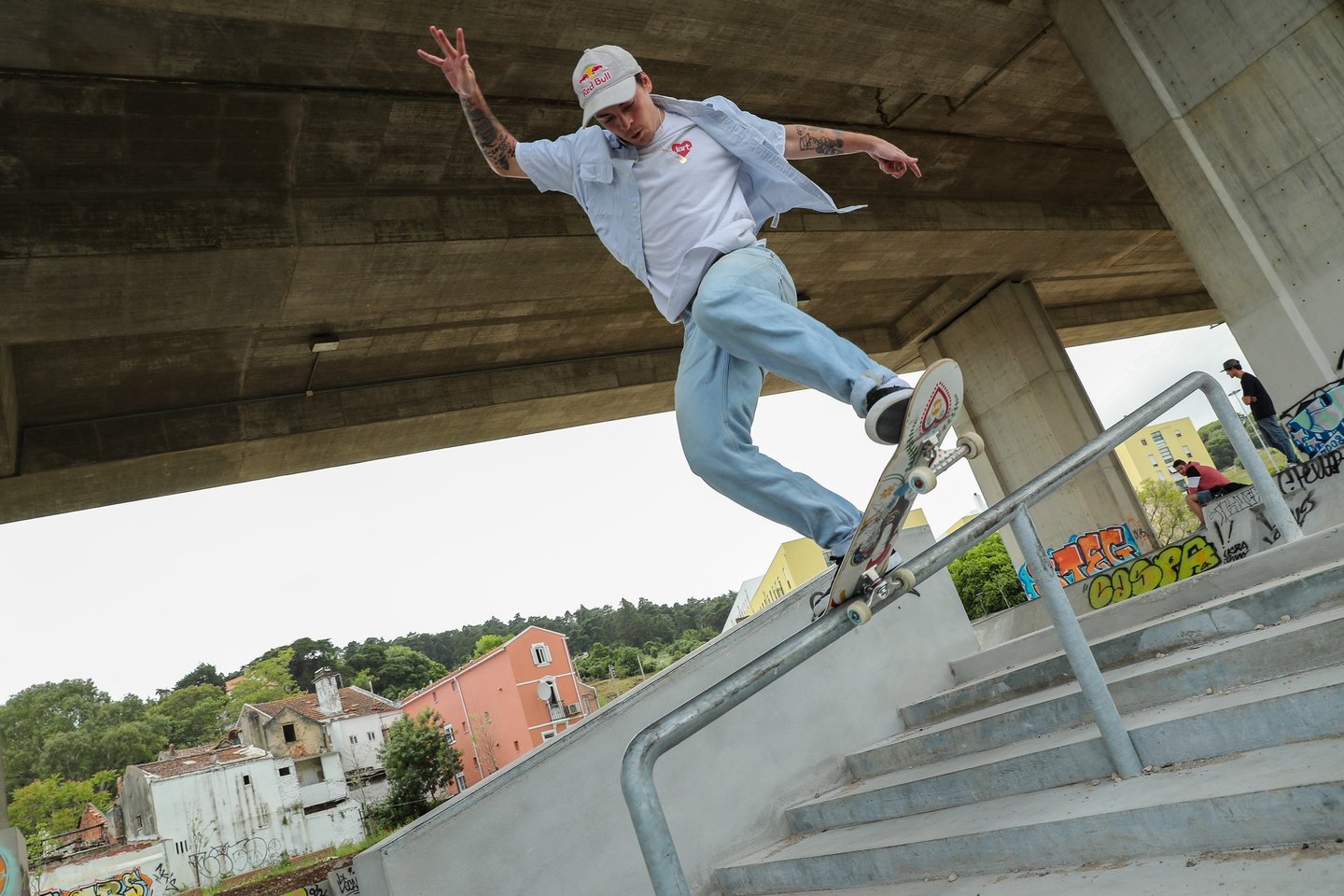 O skateboarder Gustavo Ribeiro volta a andar de skate após a paragem forçada devido à pandemia de covid-19, skate parque no Bairro da Liberdade em Lisboa, 6 de maio de 2020. (ACOMPANHA TEXTO DE 07 DE MAIO DE 2020) MIGUEL A. LOPES/LUSA