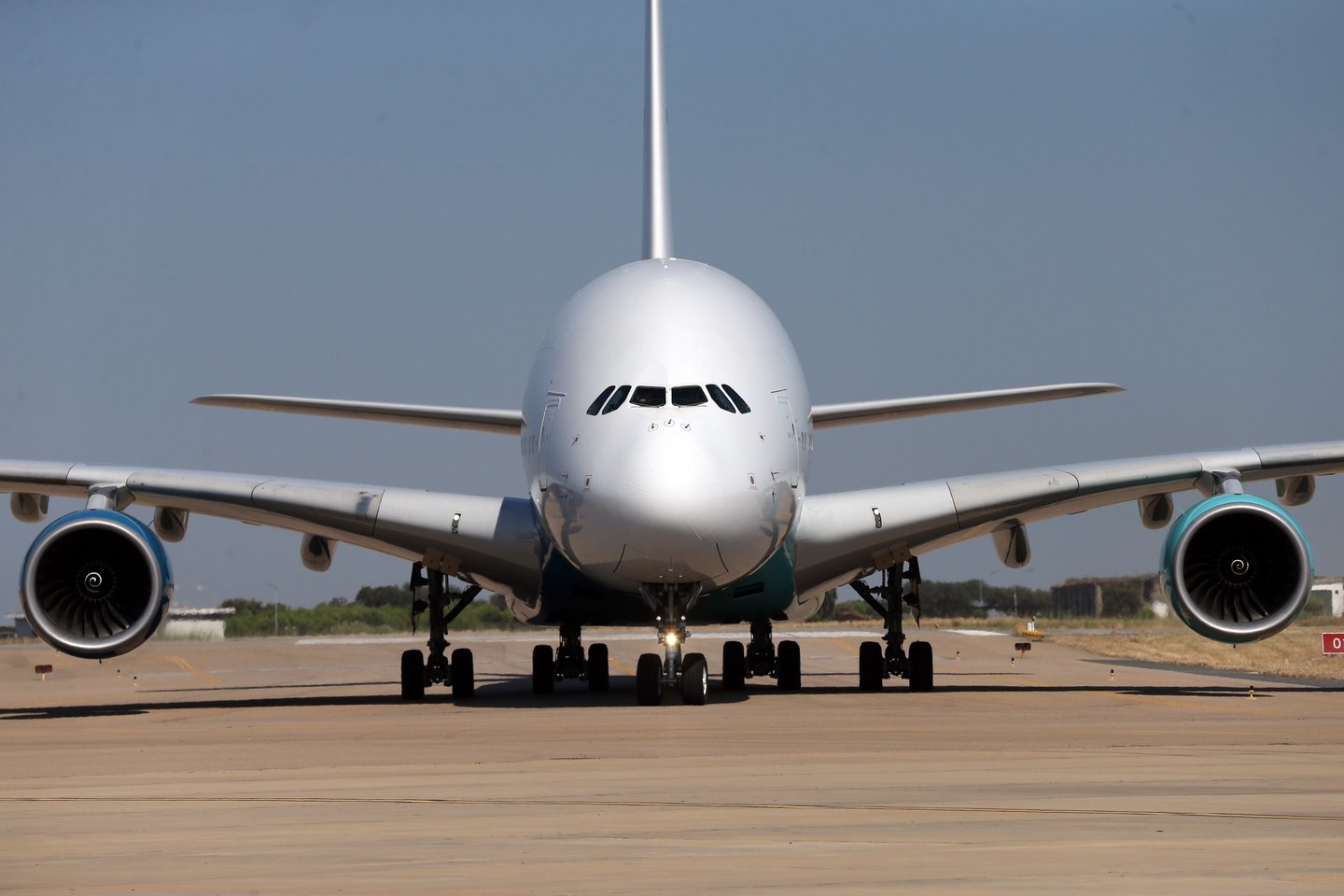 Um airbus A380, da companhia aérea Hi Fly, aterra na pista do Aeroporto de Beja. Esta cidade alentejana, para além das Lajes, é o aeroporto nacional que dispõe de uma pista com largura e comprimento suficientes para permitir que este Airbus A380 aterre e estacione. Beja, 23 de julho de 2018. NUNO VEIGA/LUSA