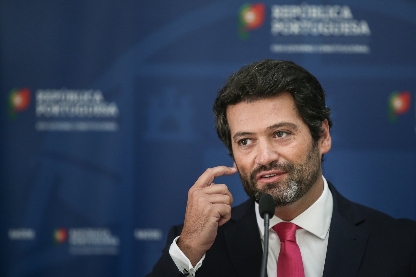 O deputado do Chega, André Ventura, fala aos jornalistas no final da 8.ª sessão de apresentação “Situação epidemiológica da Covid-19 em Portugal”, na sede do Infarmed, em Lisboa, 08 de junho de 2020. MÁRIO CRUZ/LUSA