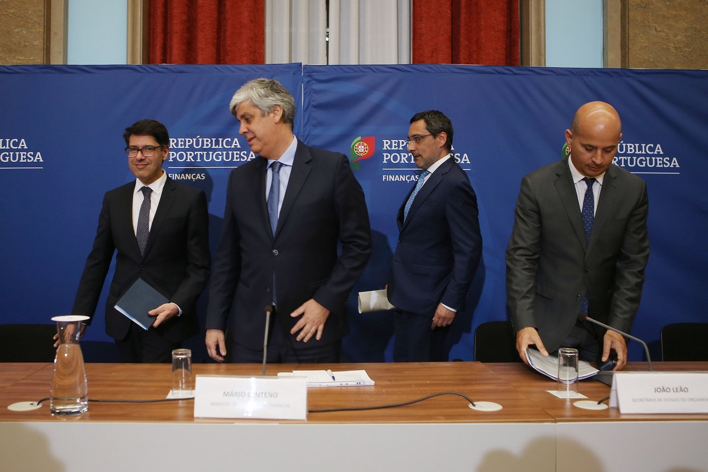 O ministro de Estado e das Finanças, Mário Centeno (2E), ladeado pelo secretário de Estado do Orçamento, João Leão (D), durante a apresentação do Orçamento Suplementar 2020 no Salão Nobre do Ministério das Finanças, em Lisboa, 09 de junho de 2020. Após cinco anos como ministro das Finanças de António Costa, Mário Centeno vai deixar o Governo, sendo substituído a partir da próxima segunda-feira por João Leão, atual secretário de Estado do Orçamento. ANTÓNIO PEDRO SANTOS/LUSA