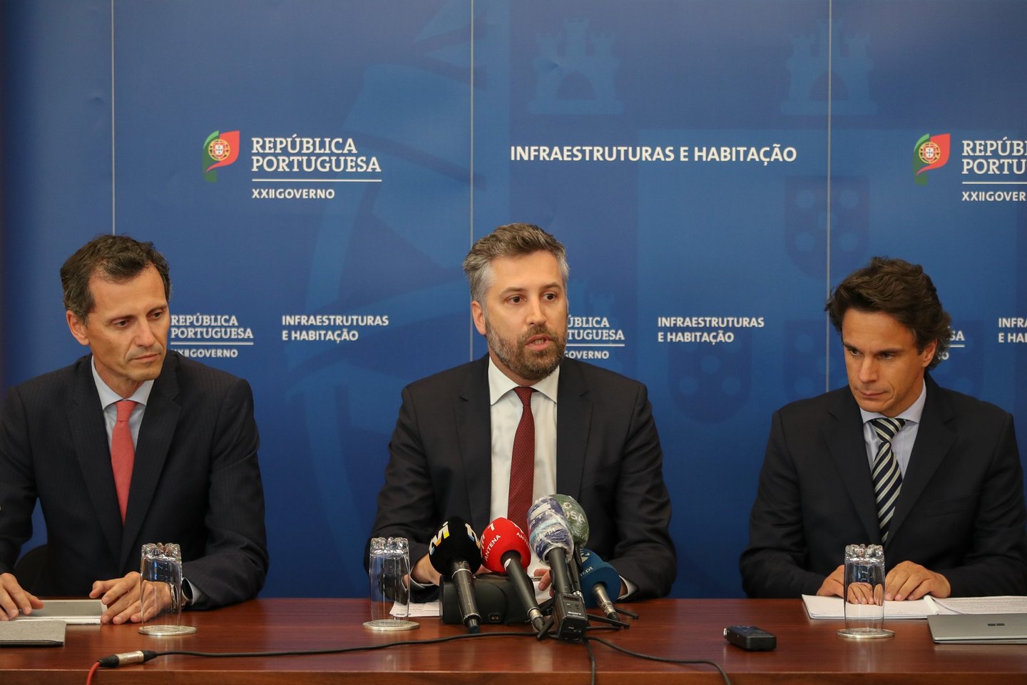 O ministro das Infraestruturas e Habitação, Pedro Nuno Santos (C), ladeado pelo secretário de Estado do Tesouro, Ãlvaro Novo (E), e Nuno Melo, coordenador do grupo de trabalho, fala aos jornalistas durante uma conferência de imprensa sobre o auxÃlio de apoio à transportadora aérea TAP, no Ministério, em Lisboa, 10 de junho de 2020. MANUEL DE ALMEIDA/LUSA