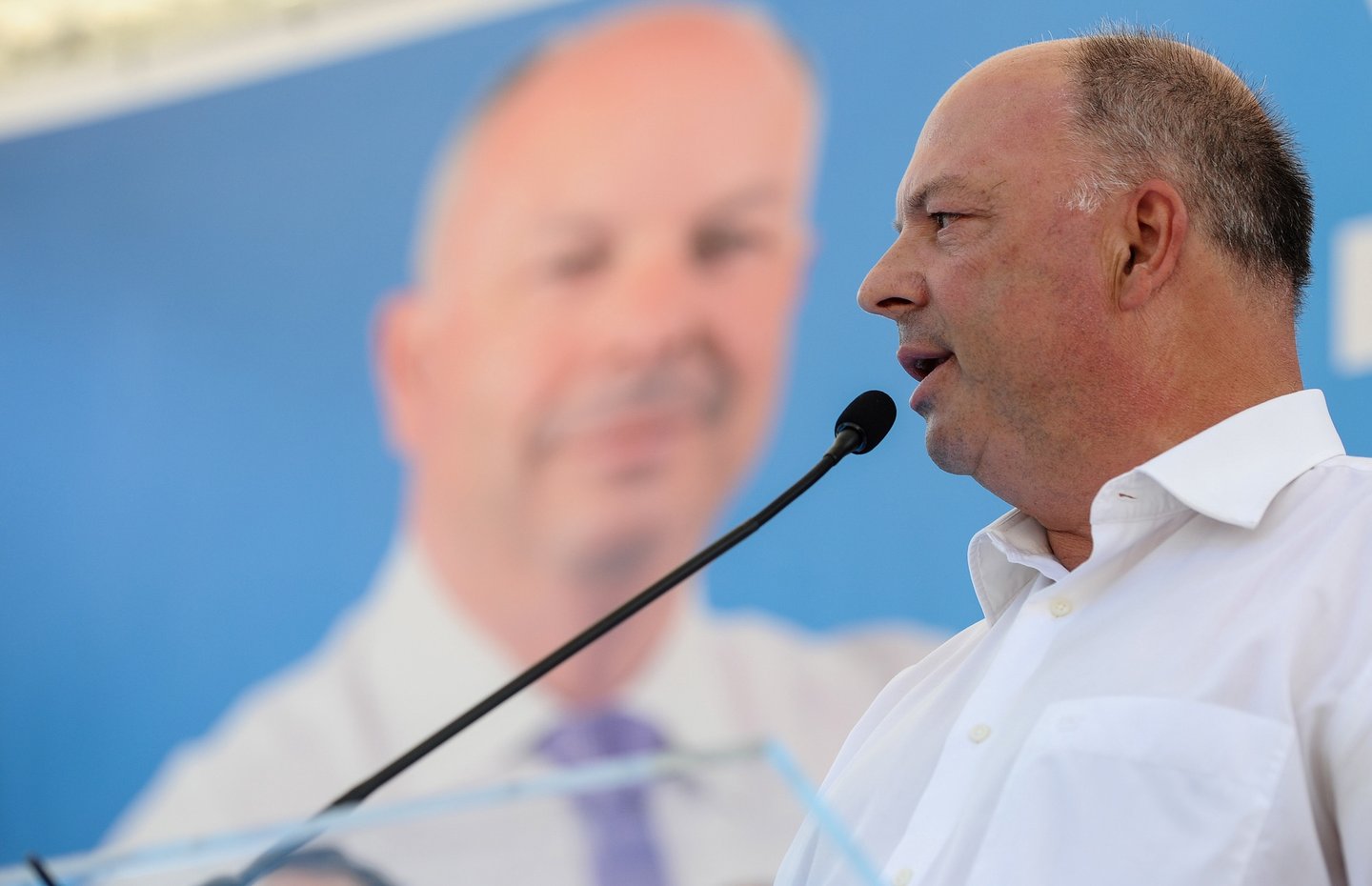 O candidato pelo CDS-PP à Câmara Municipal de Ponte de Lima, Vítor Mendes, discursa durante o comício de apresentação, em Ponte de Lima, 03 de setembro de 2017. ARMÉNIO BELO/LUSA