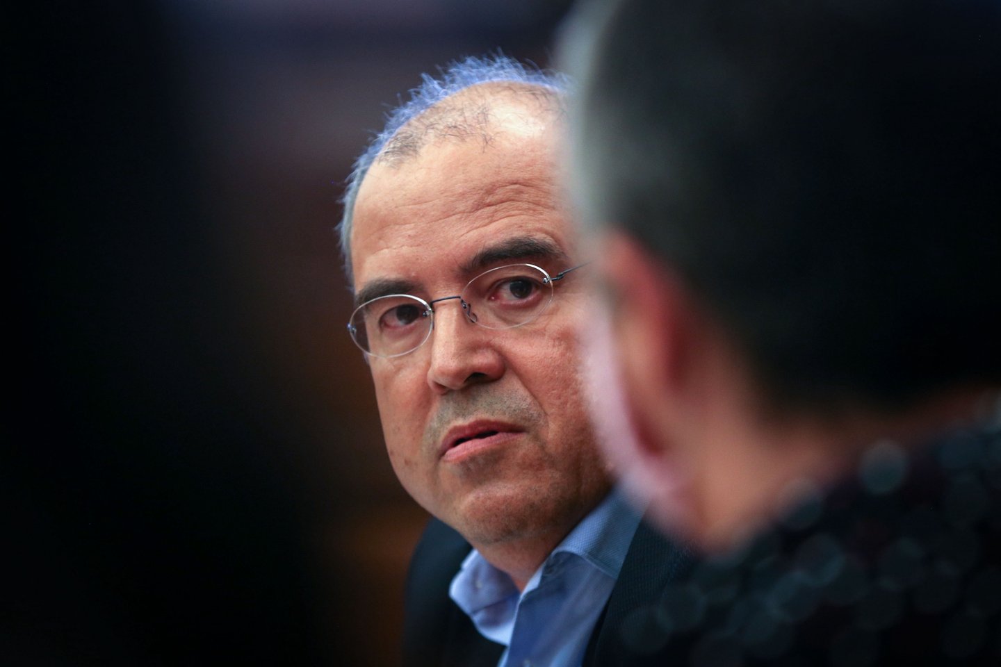 O secretário de Estado do Cinema, Audiovisual e Media, Nuno Artur Silva, durante a audição na sequência dos requerimentos apresentados pelos grupos parlamentares do BE e do PSD sobre a cedência de parte da sua empresa - Produções Fictícias - ao seu sobrinho, na Comissão de Cultura e Comunicação, 18 junho 2020, da Assembleia da República, em Lisboa. MANUEL DE ALMEIDA / LUSA