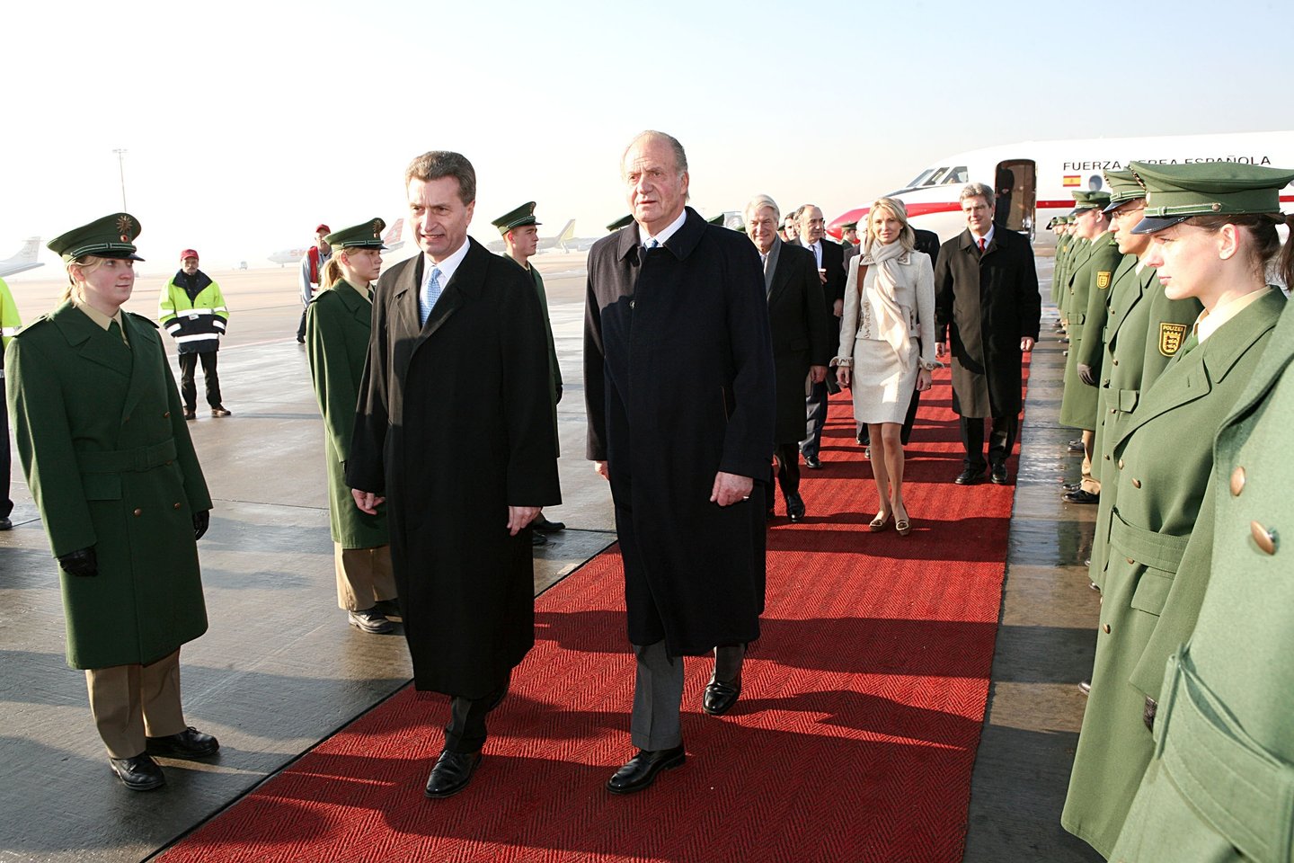 König Juan Carlos I. von Spanien (re.), Günther H. Oettinger (Mi