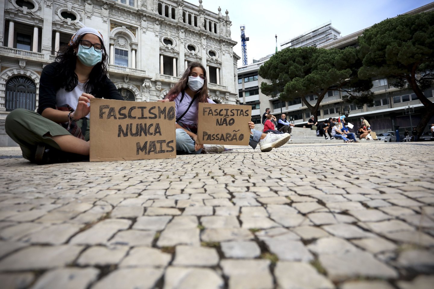 Manifestantes durante a concentração "Unidos Contra O Fascismoâ organizada pela Frente Unitária Antifascista "contra discursos xenófobos, racistas e tentativas de intimidação" e "face à s ameaças e chantagens por parte de organizações de extrema-direita neonazis que recaÃram sobre sete ativistas antifascistas e anti-racistas e três deputadas", Porto, 16 de agosto de 2020. MANUEL FERNANDO ARAÃJO/LUSA