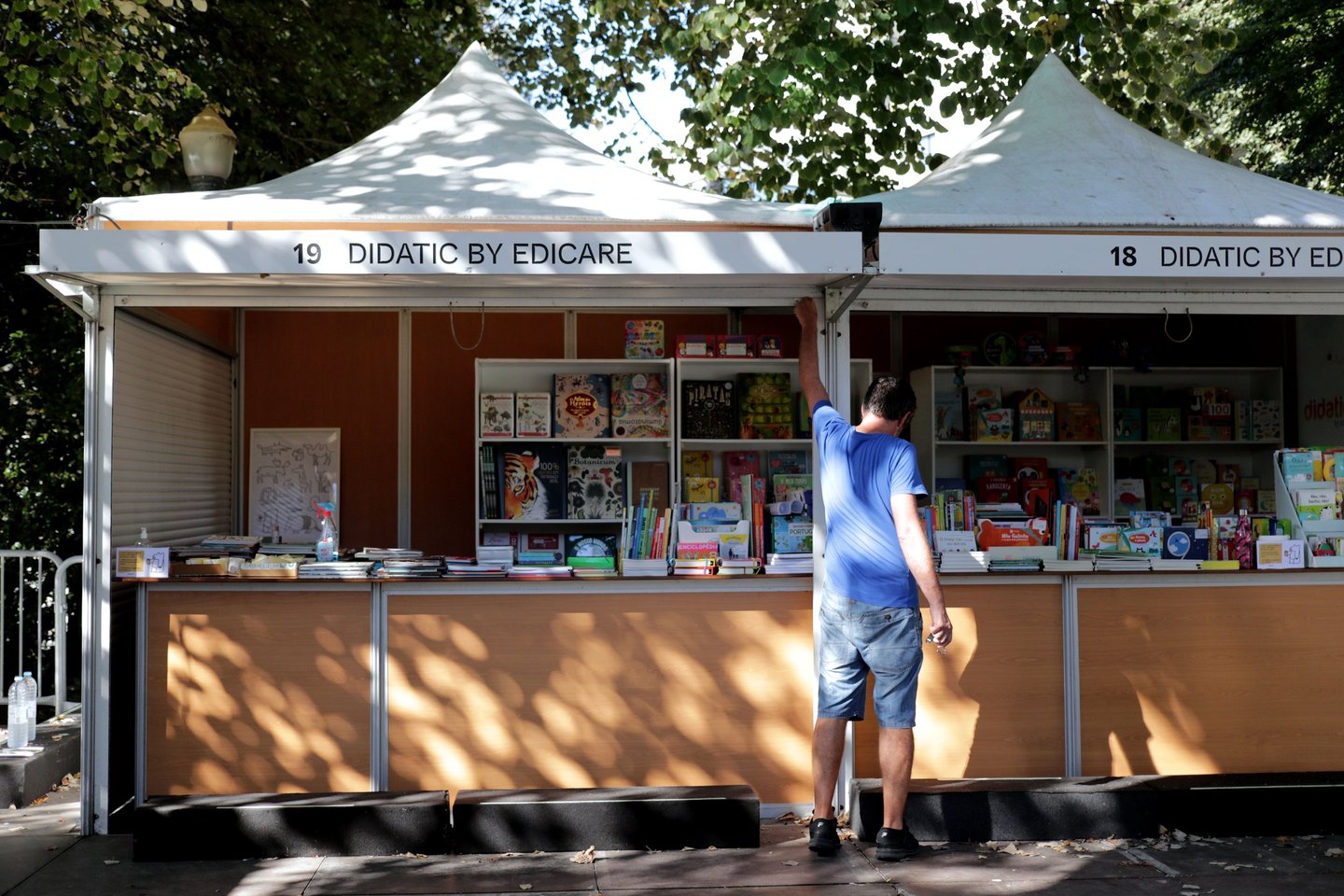 Últimos preparativos para a abertura da Feira do Livro do Porto, 26 Agosto de 2020. A edição deste ano realiza-se entre os dias 28 de agosto e 13 de setembro nos jardins do Palácio de Cristal. (ACOMPANHA TEXTO DE 27/08/2020) ESTELA SILVA/LUSA