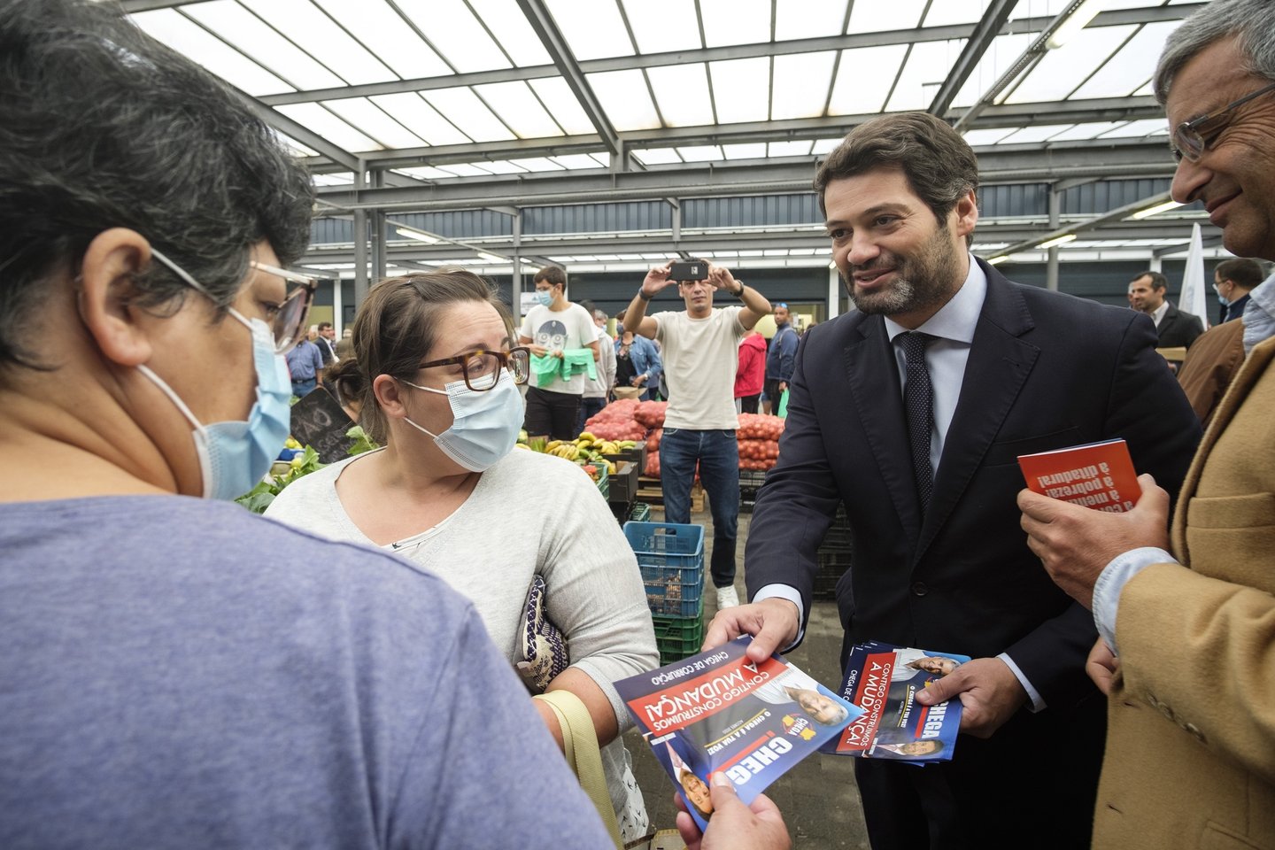 O presidente do partido CHEGA, André Ventura (2D), durante uma ação de campanha na Praça do Gado, Angra do Heroísmo, Ilha Terceira, Açores, 18 outubro 2020. ANTÓNIO ARAÚJO/LUSA