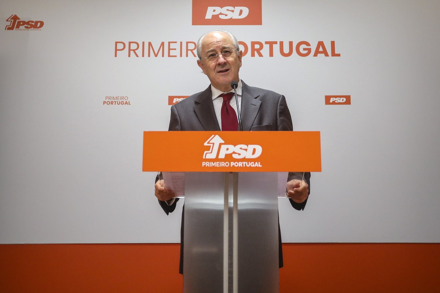 O presidente do Partido Social Democrata (PSD), Rui Rio, reage ao resultado das eleições legislativas da Região Autónoma dos Açores, na sede do partido, no Porto, 25 de outubro de 2020. O presidente do PSD, Rui Rio, destacou hoje “o resultado francamente positivo” nas eleições regionais dos Açores, considerando que a perda da maioria absoluta do PS mostra “um notório desgaste do governo regional” socialista, tal como do executivo nacional. JOSÉ COELHO/LUSA