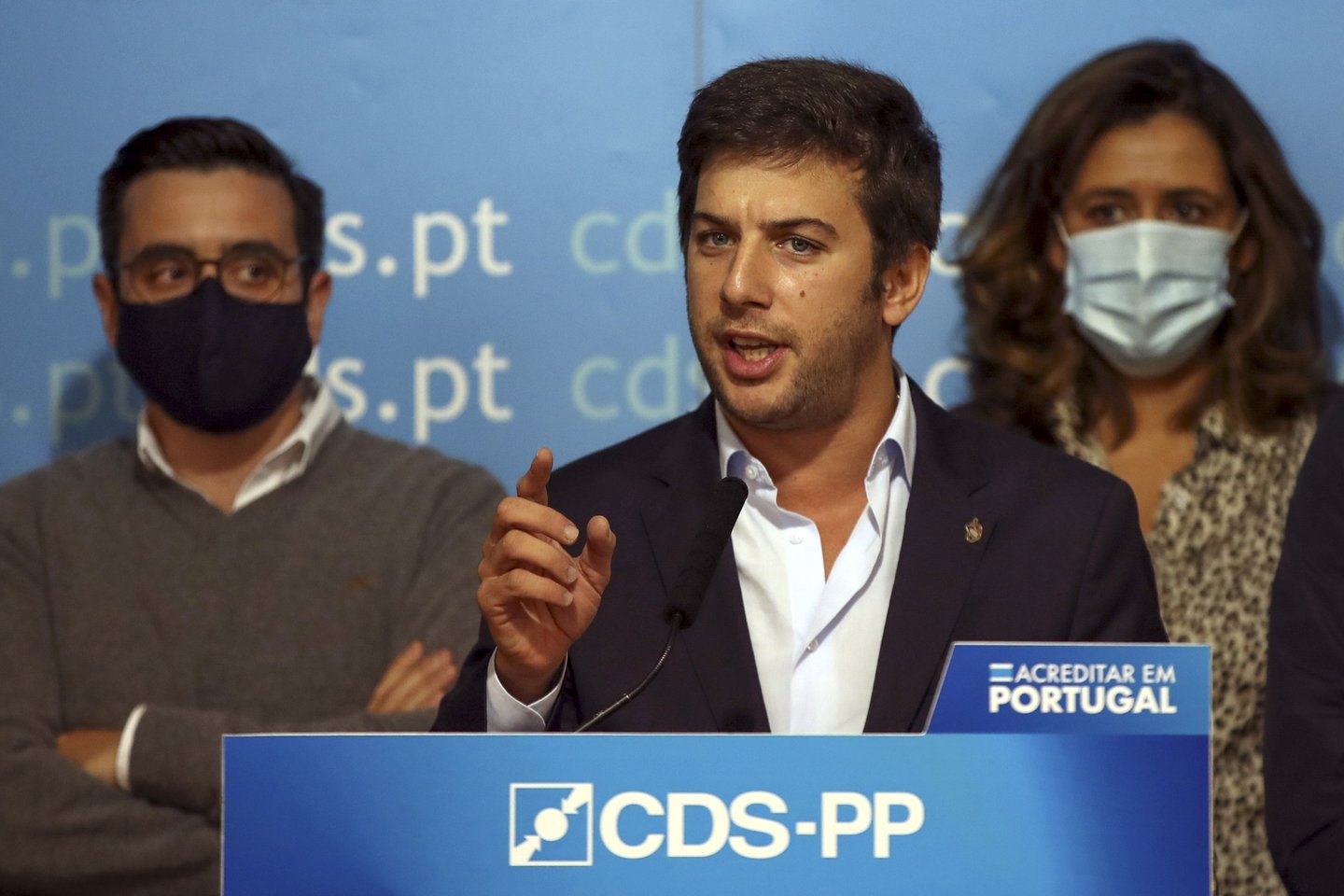 O presidente do CDS-PP, Francisco Rodrigues dos Santos, reage ao resultado das eleições legislativas da Região Autónoma dos Açores, na sede do partido, em Lisboa, 25 de outubro de 2020. De acordo com os dados, com todas as freguesias apuradas (156) e os 57 mandatos atribuídos, o CDS-PP conquistou 5,51% dos votos, obtendo três mandatos, o que representa um decréscimo em comparação ao resultado obtido em 2016, mas que lhe permite continuar a ser a terceira força política nos Açores. MANUEL DE ALMEIDA/LUSA