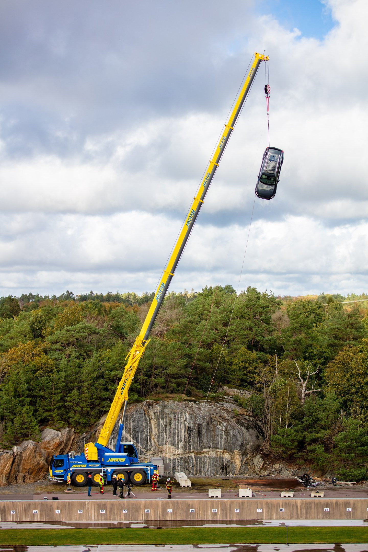 Volvo atira 10 carros (novos) a 30 metros de altura – Observador