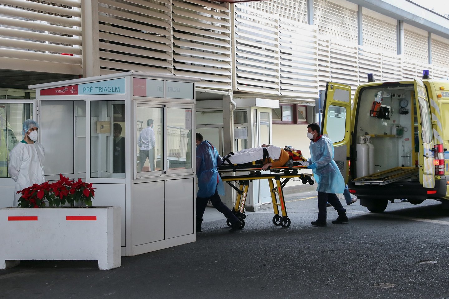 Hospital Nélio Mendonça, que hoje recebeu a visita do presidente do Governo Regional da Madeira, para ver a nova unidade de internamento covid-19 da instituição hospitalar, no Funchal, 28 de janeiro de 2021. HOMEM DE GOUVEIA/LUSA