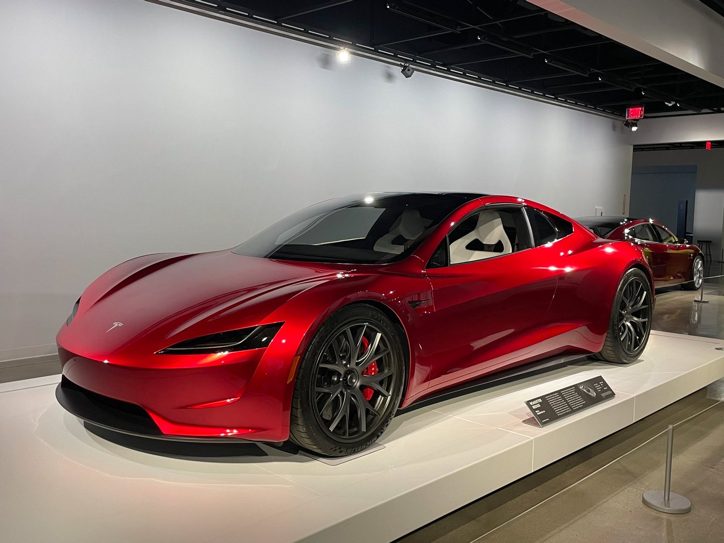 Tesla Roadster chega ao museu antes de começar a ser entregue aos