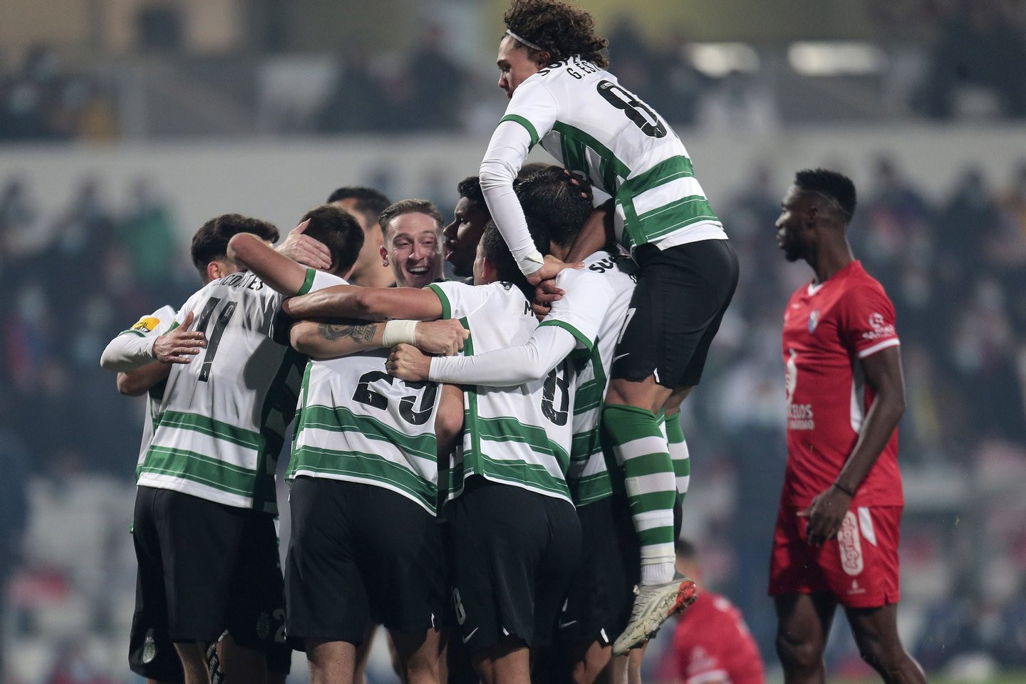 Sporting players celebrate the second goal against Gil Vicente during their Portuguese First First League soccer match, held at Cidade de Barcelos Stadium, Barcelos, Portugal, 18th December 2021. MANUEL FERNANDO ARAUJO/LUSA