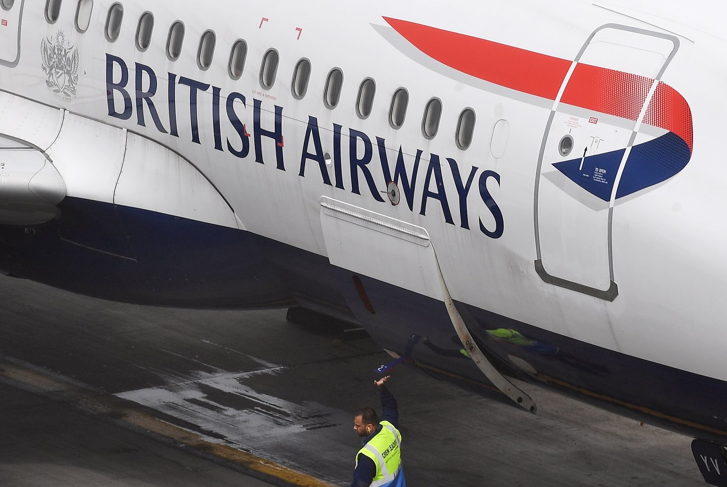 Voo com destino a Faro regressa a Londres após janela rachar