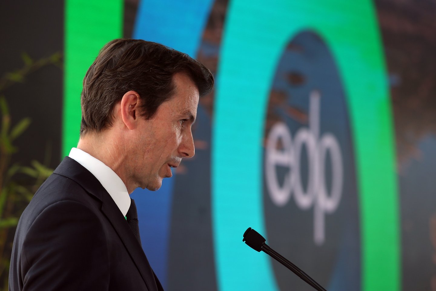 O presidente executivo da EDP, Miguel Stilwell d’Andrade, discursa na inauguração da Central Solar Flutuante de Alqueva, no paredão da barragem com o mesmo nome, em Portel, 15 de julho de 2022. A Central Solar Flutuante de Alqueva, “o maior parque solar flutuante” numa albufeira de barragem na Europa, um investimento de seis milhões de euros. NUNO VEIGA/LUSA
