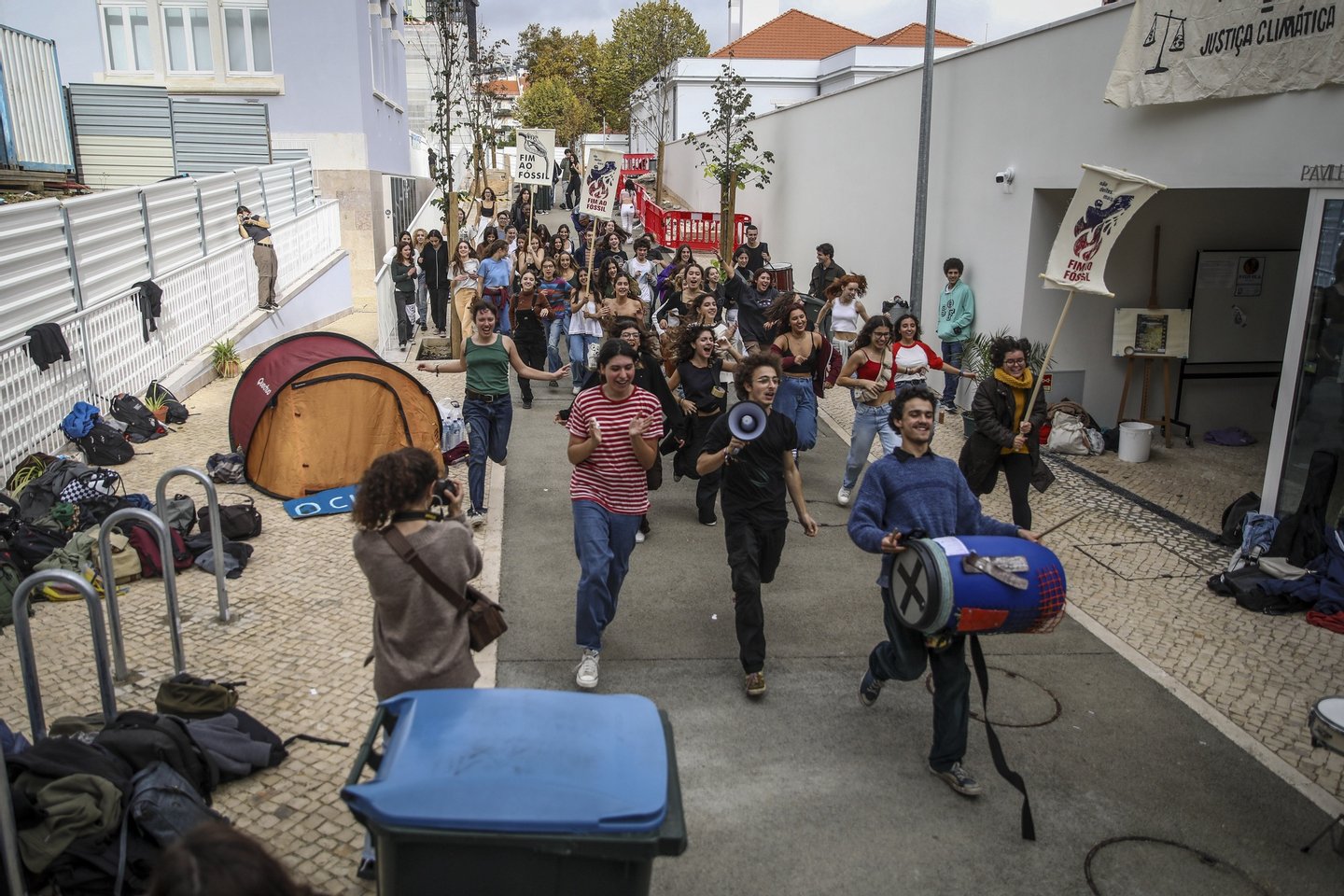 Ativistas climáticos fecharam esta manhã a cadeado dois portões do Liceu Camões, em Lisboa, estando o protesto a decorrer de “forma calma e ordeira”, 14 de novembro de 2022. ANDRÉ KOSTERS/LUSA