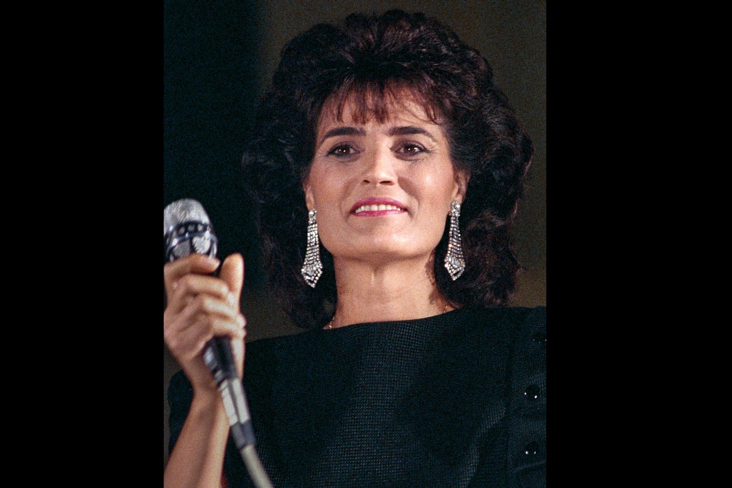 Foto de arquivo de janeiro de 1985 da cantora Linda de Suza, intérprete de êxitos como “Um Português”, que morreu hoje, aos 74 anos, 28 de dezembro de 2022, ANTÓNIO COTRIM / LUSA