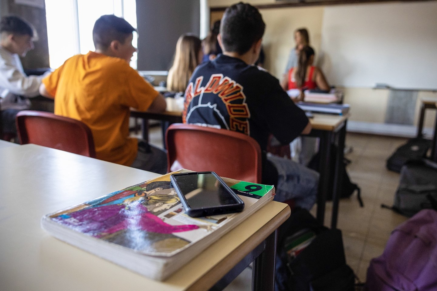 Alunos de cursos para professor com bolsa terão que concorrer ao público nos três anos após o curso