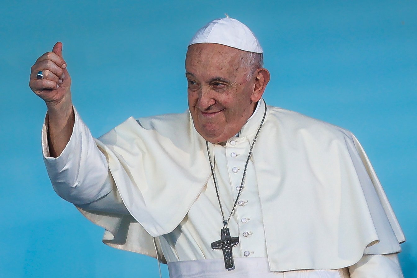 Papa Francisco com lesão no braço após queda