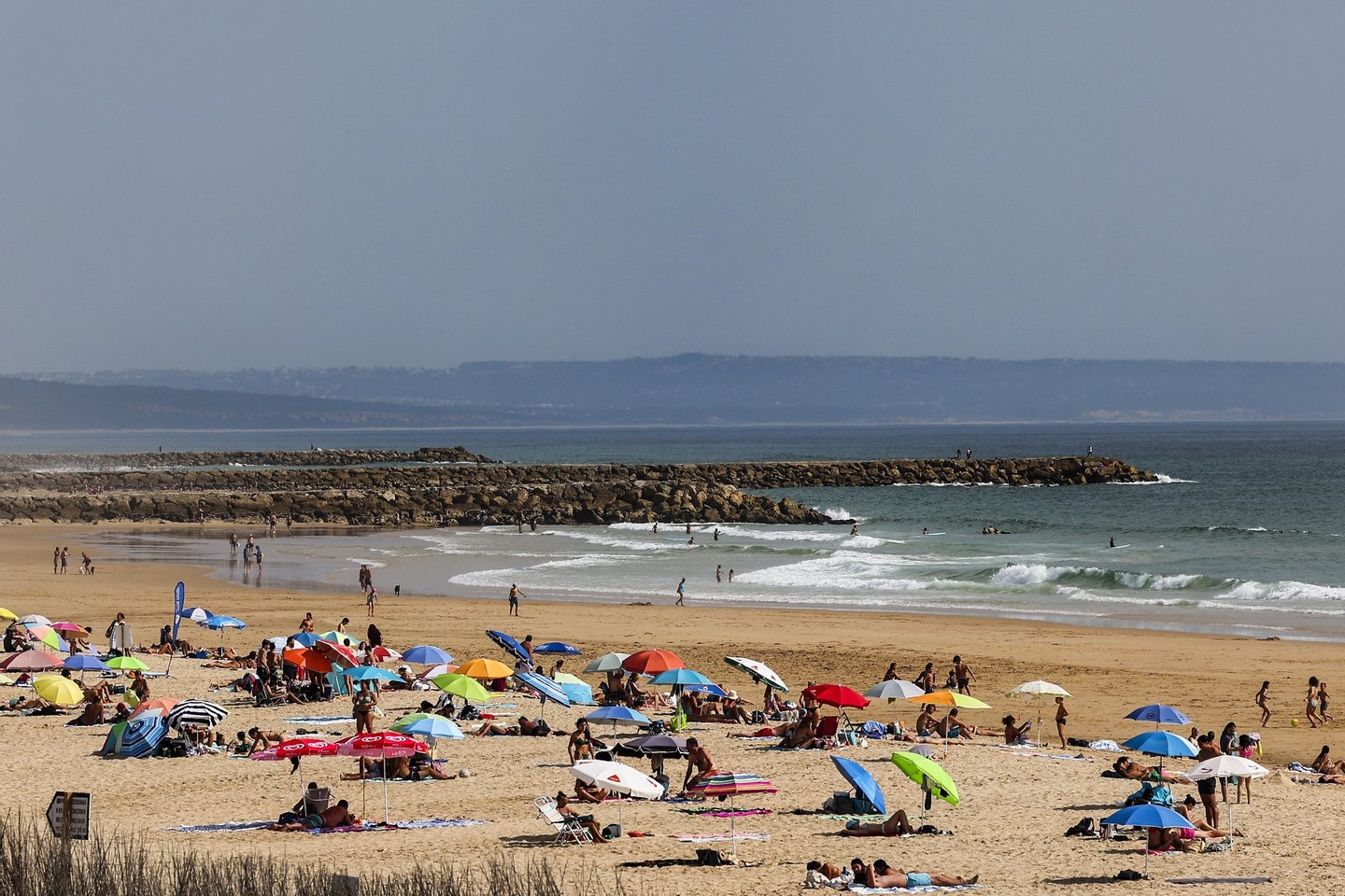 Jovem surfista alemã resgatada na Costa da Caparica mantém-se em estado crítico