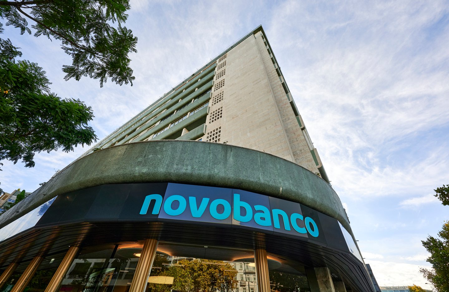 Novo Banco lucrou 745 milhões no ano passado. Custo com fim do acordo com o Estado impediu subida maior dos resultados