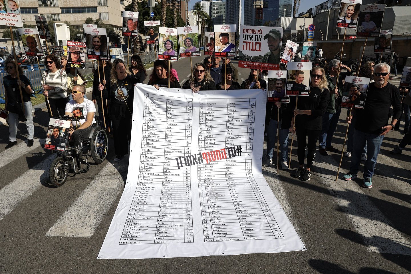 Crianças, mulheres, idosos e doentes — e um português. Quem são os 33 reféns que o Hamas vai libertar na primeira fase do cessar-fogo?