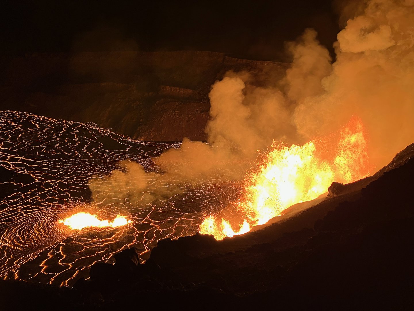 Havai. Erupção do Vulcão Kilauea intensifica-se e fluxo de lava atinge cerca de 60 metros de altura