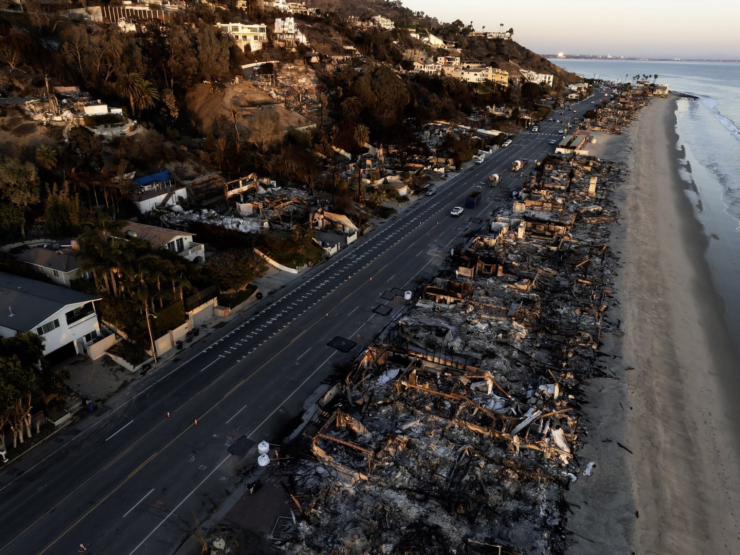 Cinza, entulho e silêncio nas zonas destruídas pelos incêndios em Los Angeles