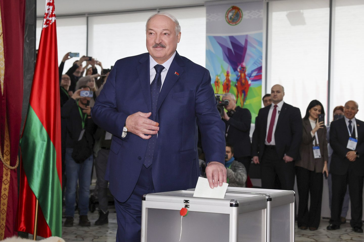 Lukashenko vence eleições presidenciais com 87,6%, o melhor resultado de sempre, revela sondagem à boca das urnas