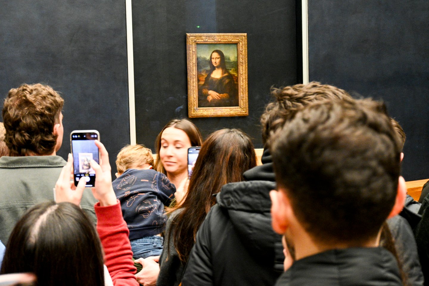 Filas intermináveis, infiltrações e más condições de trabalho: o Museu do Louvre está no limite e a mudança começa com a “Mona Lisa”