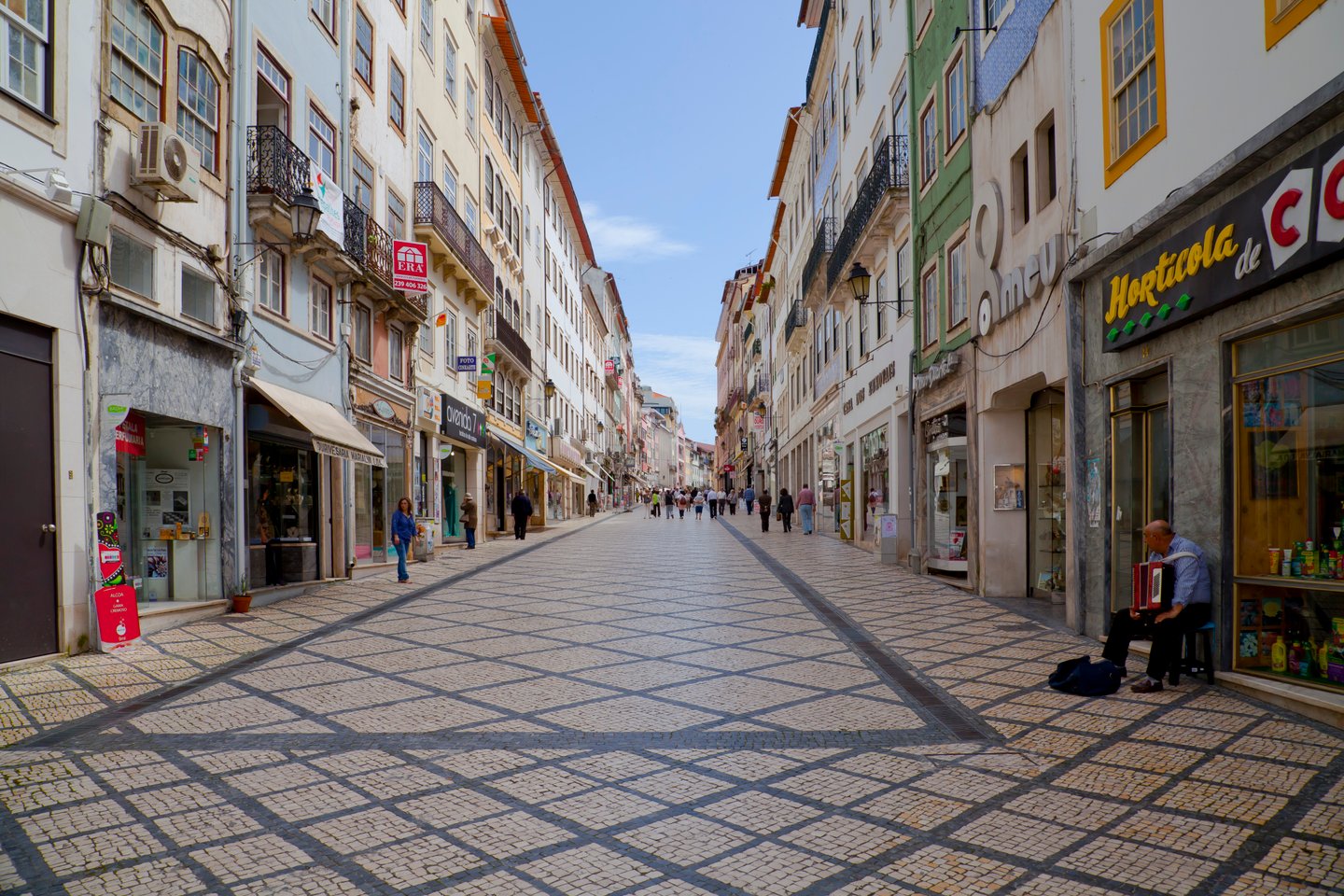 Rua na Baixa de Coimbra vai ser colorida e iluminada por 540 cartolas estudantis