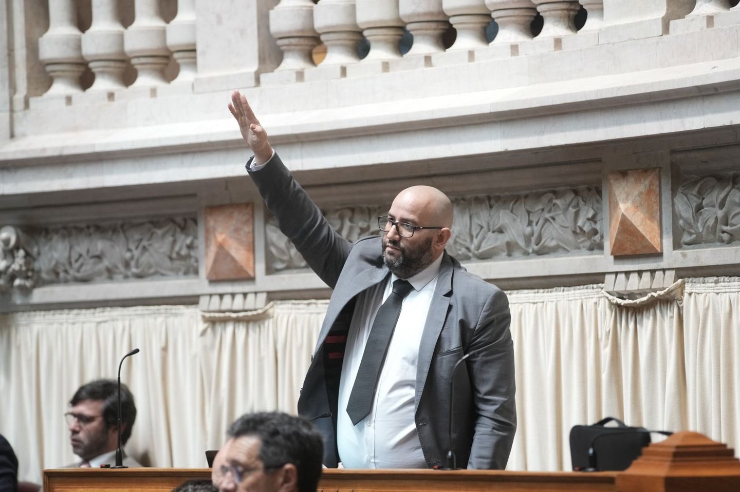 Rui Tavares acusa deputado ex-Chega Miguel Arruda de votar a fazer saudação nazi